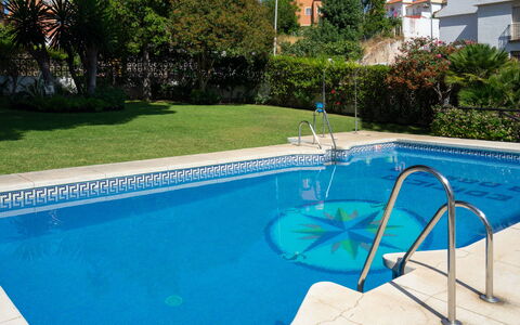 La Dorada: Schwimmbad, Eigentum, Freizeit, Grundeigentum, Haus, Gras, Gebäude, Baum, Wohnung, Urlaub