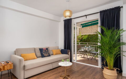 La Dorada: Zimmer, Grün, Möbel, Laminatboden, Interior Design, Wohnzimmer, Eigentum, Fussboden, Gelb, Holzboden