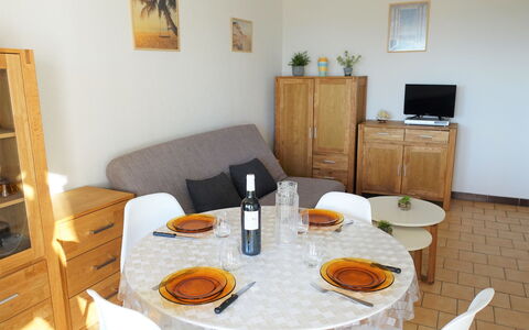 Narbonne-Plage 120: Tabelle, Essen, Möbel, Flasche, Geschirr, Cabinetry, Bilderrahmen, Holz, Interior Design, Orange