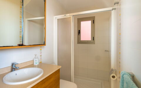 Sa Marina: Badezimmer, Zimmer, Eigentum, Armatur, Wand, Gebäude, Interior Design, Badezimmerschrank, Haus, Bad Zubehör