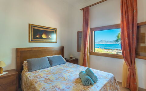 Sa Marina: Schlafzimmer, Bett, Zimmer, Möbel, Eigentum, Bettdecke, Bettrahmen, Interior Design, Wand, Fussboden