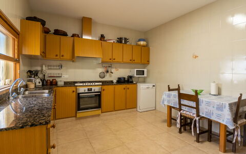 Sa Marina: Cabinetry, Countertop, Sinken, Spüle, Eigentum, Herd, Küche, Zapfhahn, Küchengerät, Gasherd