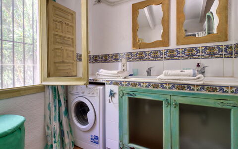 Villa Lander: Zimmer, Badezimmer, Eigentum, Wäschekammer, Sinken, Türkis, Interior Design, Wäsche, Fussboden, Gebäude