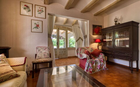 Villa Lander: Zimmer, Wohnzimmer, Möbel, Interior Design, Eigentum, Gebäude, Fussboden, Decke, Holzboden, Tabelle
