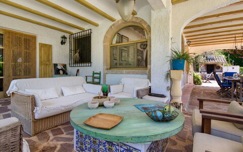 Villa Lander: Tabelle, Eigentum, Möbel, Pflanze, Couch, Azurblau, Beleuchtung, Zimmerpflanze, Interior Design, Dekoration
