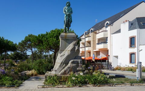 Résidence le Grand Bleu: Statue, Monument, Eigentum, Skulptur, Wahrzeichen, \Stadt, Die Architektur, Denkmal, Baum, Wohngebiet