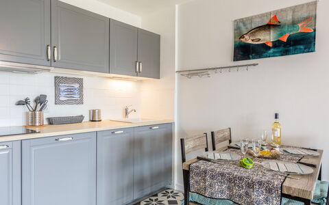 Résidence le Grand Bleu: Zimmer, Eigentum, Countertop, Möbel, Küche, Cabinetry, Interior Design, Gebäude, Haus, Fliese