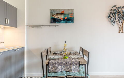 Résidence le Grand Bleu: Zimmer, Möbel, Grün, Interior Design, Eigentum, Fussboden, Tabelle, Esszimmer, Gelb, Wand