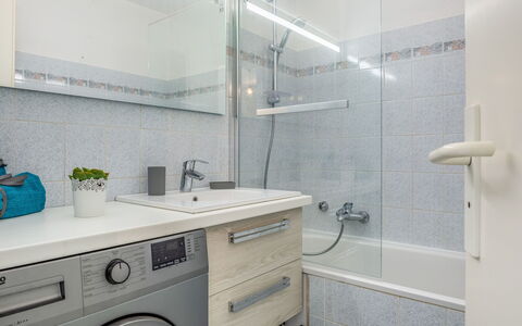 Résidence le Grand Bleu: Badezimmer, Zimmer, Eigentum, Fliese, Interior Design, Grundeigentum, Gebäude, Die Architektur, Zapfhahn, Materialeigenschaft
