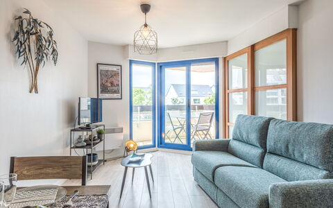 Résidence le Grand Bleu: Zimmer, Möbel, Eigentum, Wohnzimmer, Blau, Interior Design, Gelb, Grün, Gebäude, Haus