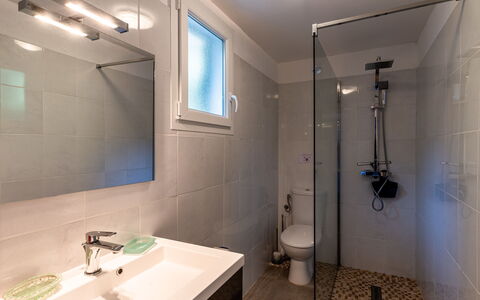 Sotta 101: Spiegel, Armatur, Sinken, Eigentum, Zapfhahn, Badezimmer, Duschkopf, Bad Sink, Interior Design, Beleuchtung