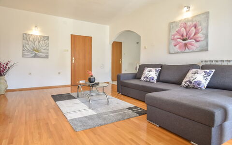 Aurora: Couch, Tabelle, Möbel, Bilderrahmen, Holz, Pflanze, Die Architektur, Beleuchtung, Interior Design, Wohnzimmer