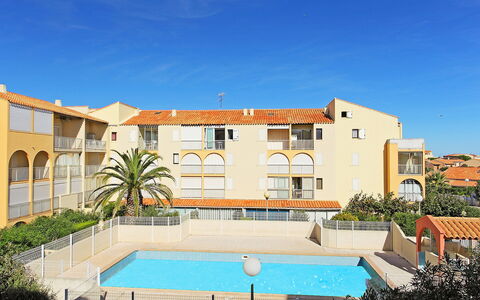 Narbonne-Plage 150: Himmel, Pflanze, Gebäude, Fenster, Baum, Schwimmbad, Haus, Wohngebiet, Freizeit, Urban Design