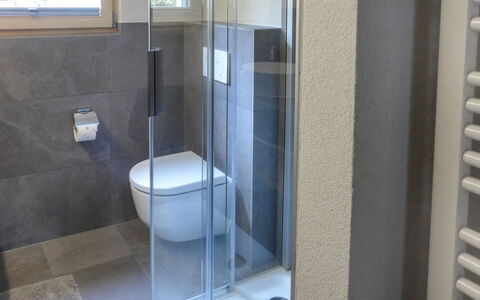 Papillon: Eigentum, Badezimmer, Zimmer, Fliese, Die Architektur, Armatur, Glas, Fussboden, Tür, Grundeigentum