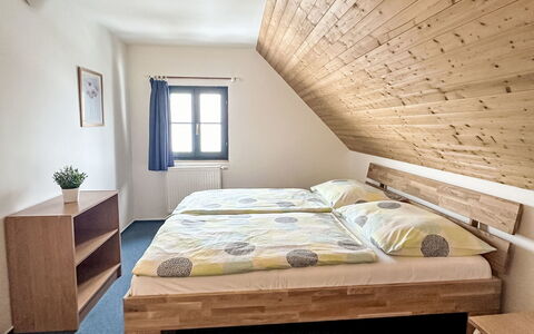 Holiday Hill 61: Bett, Schlafzimmer, Bedding, Holz, Bettdecke, Flooring, Fussboden, Bettrahmen, Interior Design, Zimmer