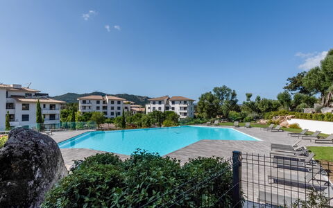Porto Vecchio 140: Himmel, Wasser, Pflanze, Gebäude, Eigentum, Wolke, Schwimmbad, Azurblau, Haus, Baum