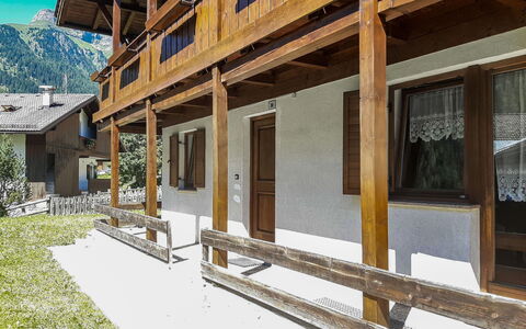 Casa Marmolada: Gebäude, Fenster, Pflanze, Holz, Schatten, Haus, Steigung, Wohngebiet, Abstellgleis, Fassade