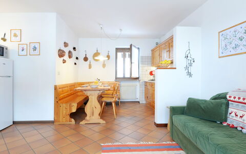 Casa Marmolada: Möbel, Bilderrahmen, Couch, Holz, Interior Design, Wohnzimmer, Flooring, Fussboden, Tabelle, Hartholz