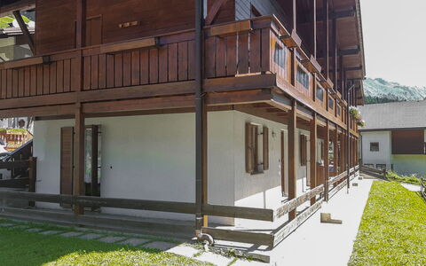 Casa Marmolada: Gebäude, Pflanze, Fenster, Holz, Die Architektur, Urban Design, Schatten, Abstellgleis, Grundeigentum, Fassade