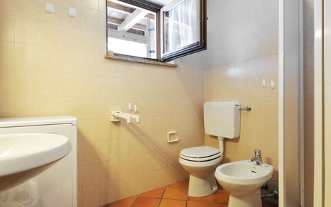Casa Marmolada: Armatur, Eigentum, Spiegel, Sinken, Bad Sink, Zapfhahn, Badezimmer, Lila, Gebäude