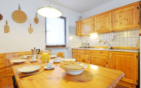 Casa Marmolada: Möbel, Cabinetry, Eigentum, Zapfhahn, Tabelle, Countertop, Geschirr, Sinken, Küche, Schublade