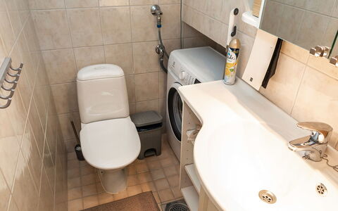 Ski and Camp Golf Casa Rocala: Toilleten Sitz, Armatur, Badezimmer, Toilette, Bad Sink, Sinken, Flooring, Interior Design, Fussboden, Zapfhahn