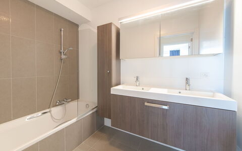 Costae with Balcony: Badezimmer, Eigentum, Zimmer, Fliese, Interior Design, Wand, Zapfhahn, Fussboden, Badewanne, Die Architektur