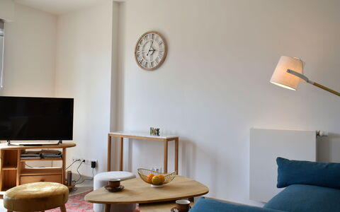 Deauville-Trouville 712: Eigentum, Möbel, Tabelle, Gebäude, Beleuchtung, Holz, Couch, Interior Design, Komfort, Uhr