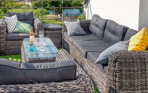 Villa Kerhostin: Möbel, Eigentum, Wohnzimmer, Zimmer, Kaffetisch, Couch, Wicker, Interior Design, Studio Couch, Tabelle