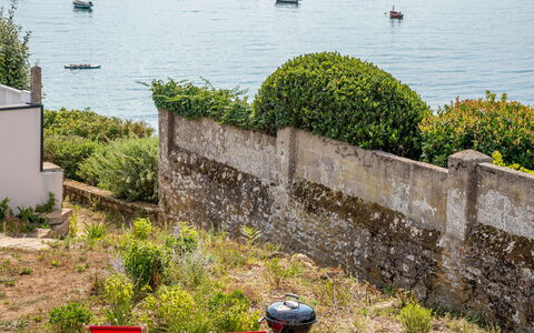 Villa Kerhostin: Wasser, Wand, Meer, Baum, Pflanze, Strauch, Blumentopf, \Fels, Haus