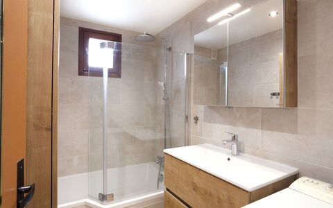Le Nerey: Armatur, Spiegel, Zapfhahn, Eigentum, Sinken, Badewanne, Badezimmer, Interior Design, Bad Sink