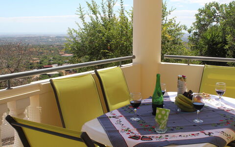 Paraíso: Eigentum, Gelb, Grundeigentum, Zimmer, Tabelle, Balkon, Dach, Restaurant, Baum, Landschaft