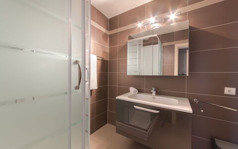 Calista 213 with Balcony: Spiegel, Zapfhahn, Sinken, Armatur, Bad Sink, Gebäude, Badezimmer, Holz, Countertop