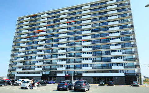 Calista 213 with Balcony: Auto, Gebäude, Himmel, Fahrzeug, Rad, Urban Design, Die Architektur, Tower Block