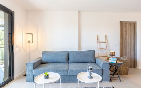 Porto Vecchio 116: Couch, Tabelle, Möbel, Studio Couch, Interior Design, Holz, Flooring, Fussboden, Wohnzimmer, Vorhang