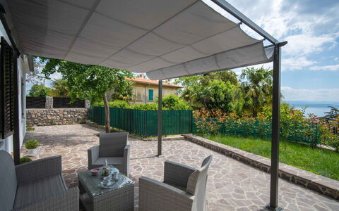 Erminia: Pflanze, Wolke, Eigentum, Gebäude, Himmel, Schatten, Gartenmöbel, Interior Design, Hütte, Gras