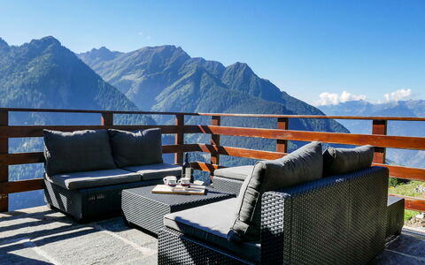 Rustico Catcüc: Blau, Himmel, Eigentum, Berg, Möbel, Zimmer, Grundeigentum, Dach, Tabelle, Haus