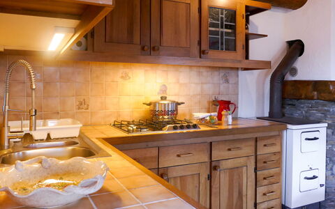 Rustico Catcüc: Countertop, Cabinetry, Küche, Zimmer, Möbel, Eigentum, Interior Design, Fussboden, Beleuchtung, Sinken
