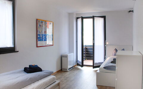Fiorita: Zimmer, Eigentum, Möbel, Gebäude, Schlafzimmer, Fussboden, Interior Design, Bett, Haus, Daylighting