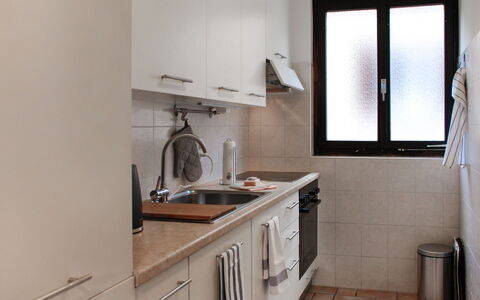 Fiorita: Zimmer, Eigentum, Möbel, Sinken, Gebäude, Cabinetry, Badezimmer, Interior Design, Haus, Countertop