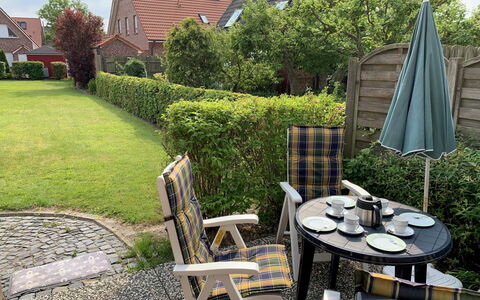 Norddeich 492: Garten, Eigentum, Hinterhof, Garten, Gras, Baum, Rasen, Landscaping, Haus, Graspflanze