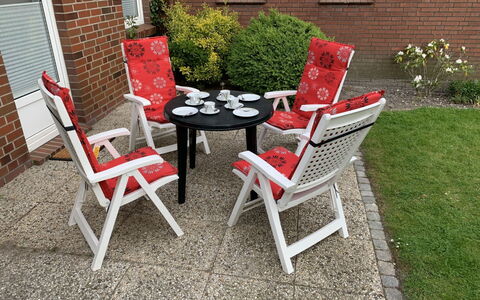 Norddeich 492: Stuhl, Möbel, Rot, Tisch Im Freien, Eigentum, Garten, Rasen, Gartenmöbel, Gras, Tabelle