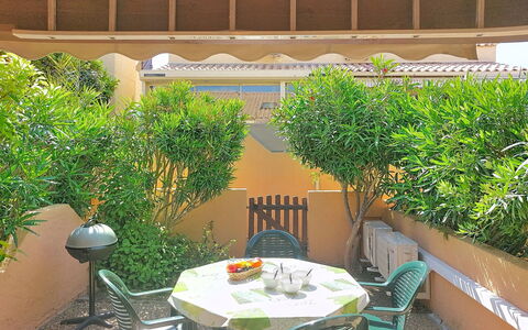 Les Villas sur la Colline: Garten, Schatten, Blumentopf, Hinterhof, Gartenmöbel, Garten, Zimmerpflanze, Landscaping, Hof, Stuhl