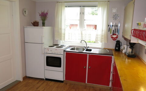 Ogge: Cabinetry, Spüle, Countertop, Sinken, Küche, Haushaltsgerät, Herd, Fenster, Küchengerät, Beleuchtung