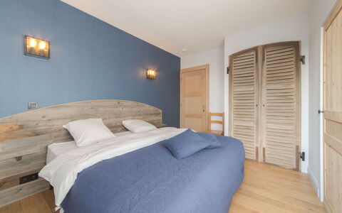 Villa Sas: Schlafzimmer, Bett, Möbel, Zimmer, Eigentum, Bettdecke, Fussboden, Holzboden, Bedding, Wand