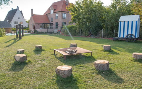 Villa Sas: Eigentum, Gras, Baum, Grundstueck, Garten, Haus, Rasen, Hinterhof, Zuhause, Garten