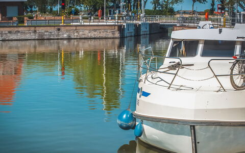 Villa Sas: Wasser, Boot, Watercraft, Fahrzeug, Schiffsbau, See, Boote Und Boating - Geräte Und Materialien, Baum, Freizeit, Schiff