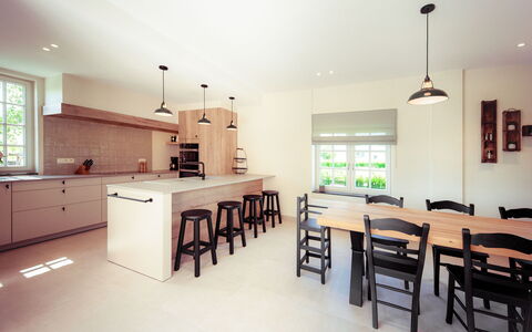 Villa Sas: Zimmer, Eigentum, Möbel, Interior Design, Gebäude, Küche, Fussboden, Decke, Haus, Gelb