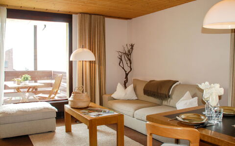 Panorama View 905: Zimmer, Möbel, Interior Design, Eigentum, Wohnzimmer, Suite, Gebäude, Tabelle, Fussboden, Kaffetisch