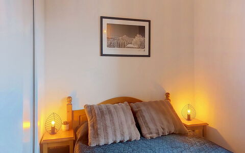 Les Terrasses du Corbier: Bett, Möbel, Bedding, Interior Design, Schlafzimmer, Bettdecke, Wand, Zimmer, Fussboden, Linens